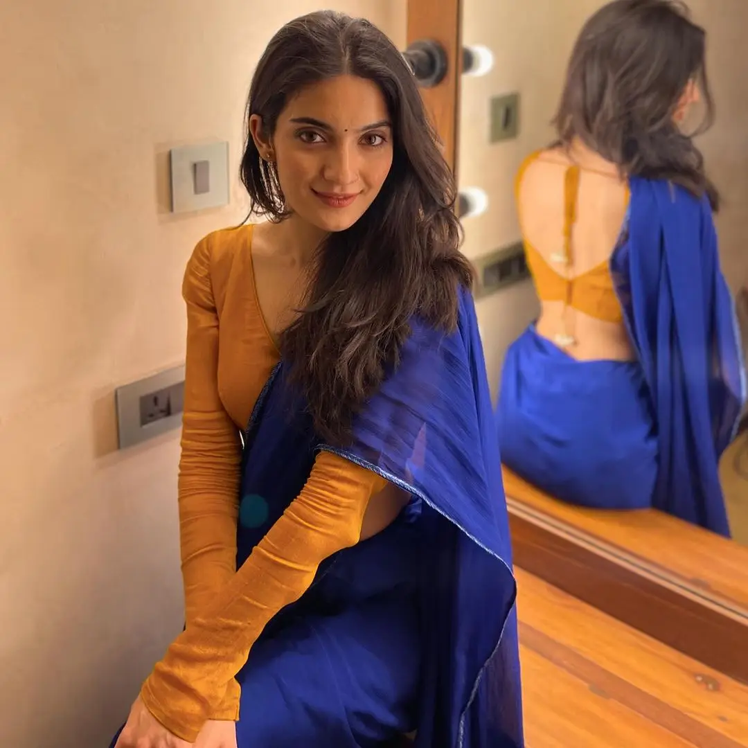 NORTH INDIAN GIRL PRATIBHA RANTA IN TRADITIONAL BLUE SAREE YELLOW BLOUSE 2